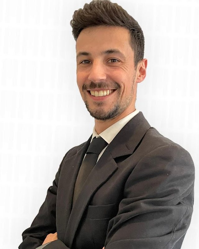 Fábio Adrega, solicitador em Leça do Balio, de fato escuro e a sorrir