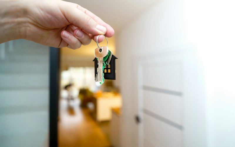 Chaves de casa seguradas à entrada de uma habitação